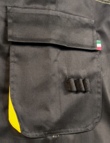 Tasca laterale stondata con soffietti sulle due estremità a contrasto, pattina chiusa con due punti di velcro, porta penne con elastico. 07